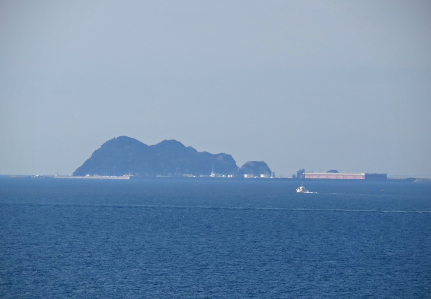 展望室から望む白島国家石油備蓄基地